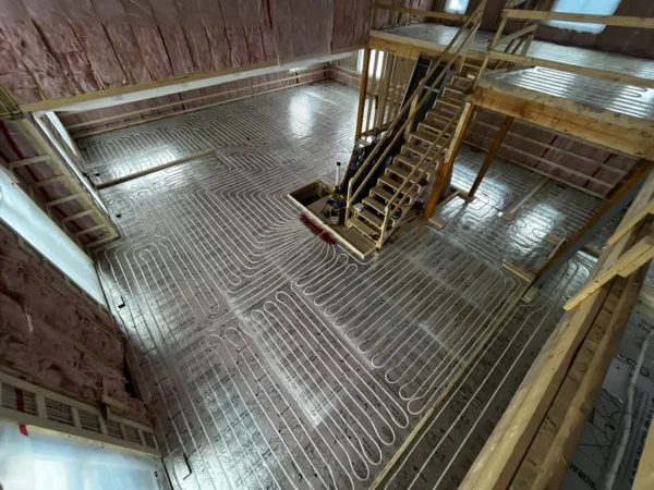 Tuyauterie au rez-de-chaussée pour chappe de béton