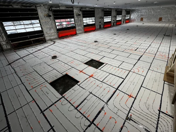 Tuyauterie pour plancher chauffant d'un garage commercial